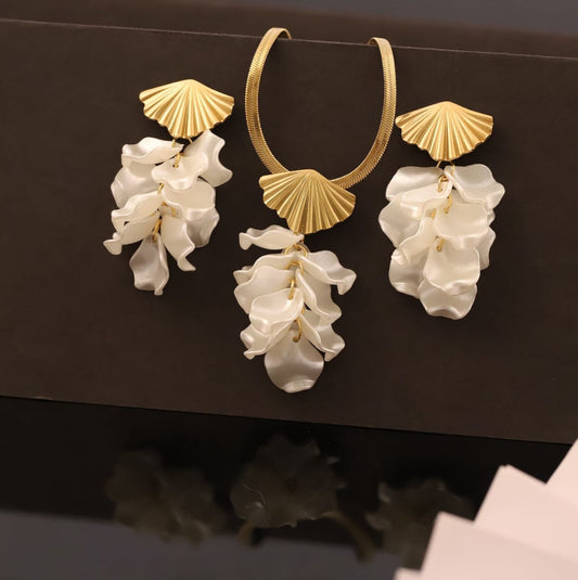 22K Gold Plated Anti-Tarnish Golden Seashell Petal Necklace Set with Earrings